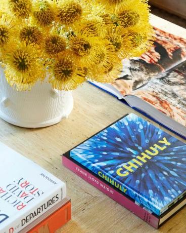 Couchtisch, Bücher, Blumen