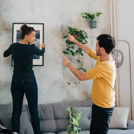 hängender Bilderrahmen an der Wand im neuen Zuhause