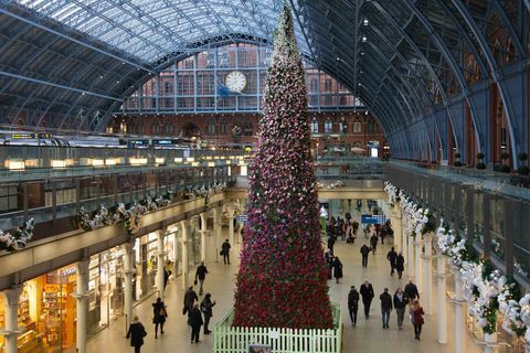 47ft Blumenweihnachtsbaum enthüllt in St. Pancras International Station, London.