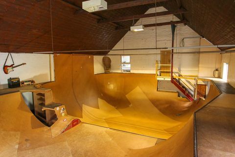 Das umgebaute Rathaus mit eigenem Skatepark steht in Norfolk zum Verkauf