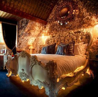 Luxuriöser Aufenthalt von einer Nacht in einem Deluxe-Zimmer mit Abendessen und Champagner für zwei Personen im The Crazy Bear Hotel