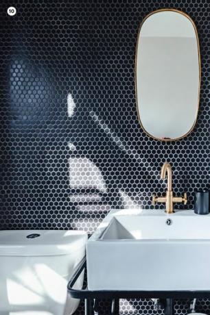 Badezimmereitelkeit mit blauer Fliesenwand und ovalem Spiegel