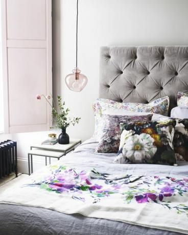 modernes Schlafzimmer mit Samt und Blumen