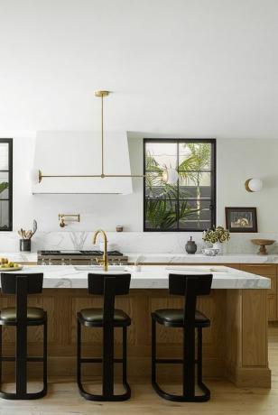 Spanische Kolonialzeit der 1920er Jahre in San Francisco, entworfen von Regan Baker Design und Landschaftsarchitekt Terremoto Kitchen Millwork Midland Cabinet Company Pendant Snelling Hocker Nicky Kehoe Theken Calacatta Oro, Da Vinici Marmorsortiment Wikinger