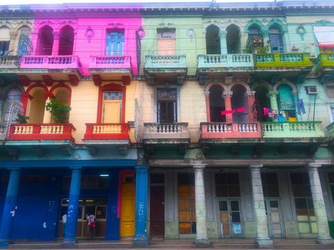 bunte Wohngebäude in Havana, Kuba-Reise