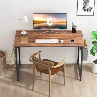 Home-Office-Bereich mit Walnuss-Schreibtisch mit Computer und Lampe