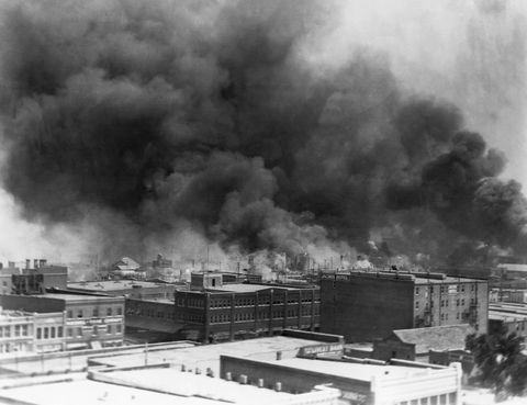 brennende Gebäude während des Massakers von Tulsa Race 1921