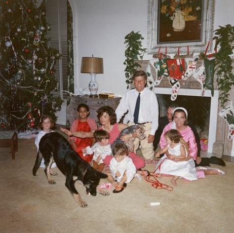 US-Präsident John F. Kennedy 1917 1963 c und First Lady Jacqueline Kennedy 1929 1994 posieren mit ihrer Familie am Weihnachtstag im White house, washington, dc, 25. dezember 1962 l r caroline kennedy, nicht identifiziert, john f kennedy jr 1960 1999, anthony radziwill 1959 1999, prinz stanislaus radziwill, lee radziwill und ihre tochter ann christine radziwill foto von john f kennedy library mit freundlicher Genehmigung von getty Bilder