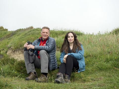 Chris Packham, Megan Mccubbin auf einer Klippe in Llangrannog