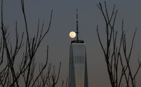 Mondaufgang über Lower Manhattan in New York City