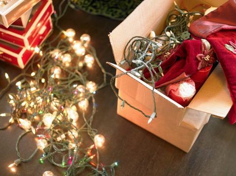 Weihnachtsbeleuchtung in Kisten auf dem Boden