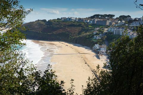 carbis bay cornwall england in der nähe von st ives und auf dem südwestküstenpfad mit einem sandstrand an einem schönen sonnigen tag des blauen himmels