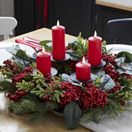 Adventkranz - nostalgisches Tischdekoration roter Beerenkranz rote truglow schlanke Kerzen