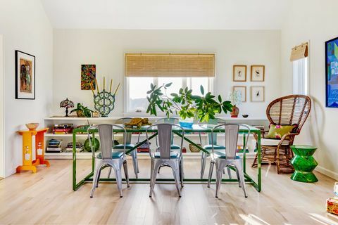 Esstisch, silberne Stühle, grüner Esstisch