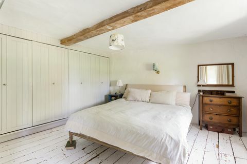 Weißes Schlafzimmer mit Holzboden