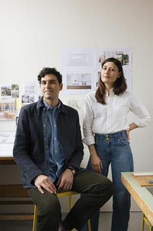 Porträt der Kitsma-Studio-Designer Alexandria Donati und Jonathan Chesley für die Frühjahrsausgabe 2023 von House Beautiful, aufgenommen vor Ort in ihrem Studio in Brooklyn, New York