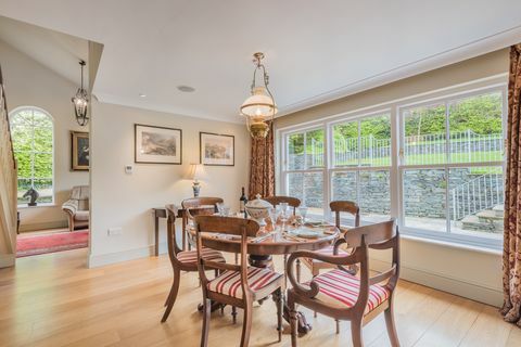 Landesszimmer mit großem Tisch und Blick auf die Landschaft