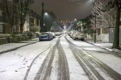 Eine verschneite Straße im Norden Londons ...