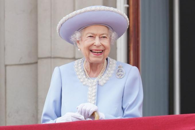 london, england juni 02 königin elizabeth ii beobachtet vom balkon des buckingham palace während der trooping the color parade die trooping the color parade am 2. juni, 2022 in London, England Trooping the Colour, auch bekannt als Geburtstagsparade der Königin, ist eine militärische Zeremonie, die von Regimentern der britischen Armee durchgeführt wird findet seit Mitte des 17. Jahrhunderts statt und markiert in diesem Jahr vom 2. bis 5. Juni 2022 den offiziellen Geburtstag des britischen Souveräns platin-jubiläum von elizabeth ii in großbritannien und commonwealth anlässlich des 70. jahrestags ihrer thronbesteigung am 6. februar 1952 foto von jonathan brady wpa poolgetty-Bilder