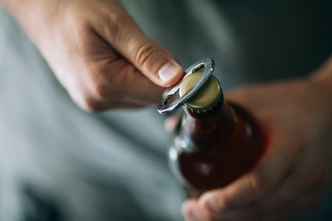 Ein Bier öffnen