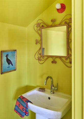 gelbe Gästetoilette, gelb gestrichene Wände mit weißem Becken, Vogelkunst