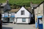 Das Fischerhaus von Port Isaac neben der Apotheke Doc Martin steht zum Verkauf