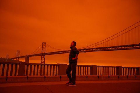 San Francisco, ca. 9. September Eine Person, die ihren Namen nicht nennen wollte, betrachtet die Aussicht von Embarcadero als rauchigen Himmel aus Nordkalifornien Waldbrände färben sich am Morgen in San Francisco, Kalifornien, am Mittwoch, dem 9. September 2020, rötlich. Das Foto von Ray Chavezmedianews enthält die Quecksilbernachrichten über getty Bilder