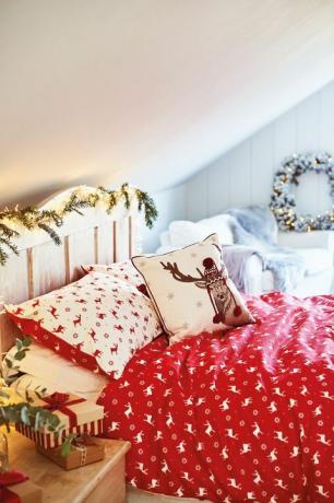 weihnachtsschlafzimmer mit knallroter bettwäsche