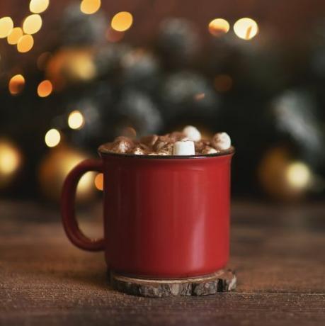 Winter Schlagsahne heißen Kaffee in einer roten Tasse mit Marshmallows ländlichen Stillleben Weihnachten Postkarte