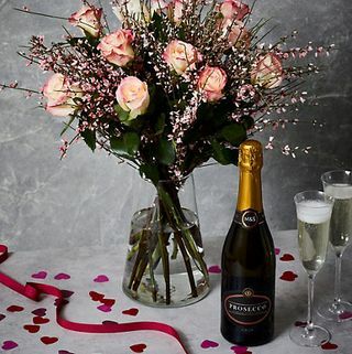 Dutzend Pink Roses & Prosecco Bundle (Lieferung ab 9. Februar 2023)