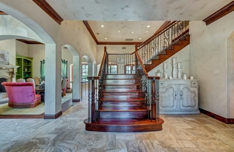 4649 St Laurent Ct - Selena Gomez - Treppen - Christie's International Real Estate