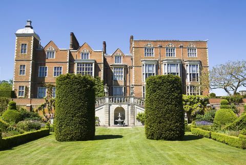 Hatfield House ist ein englisches Herrenhaus in einem großen 42 Hektar großen Park in Hertfordshire. Hier sehen Sie die Ostfassade und die Gärten, die nur gelegentlich im jakobanischen Stil geöffnet werden Das Herrenhaus wurde 1611 von Robert Cecil erbaut und ist seit seiner spektakulären Lage und Architektur im Besitz der Familie Cecil geblieben, die es zu einem Muss für viele Filme gemacht haben, darunter Shakespeare verliebt, batman und batman ii, das goldene zeitalter und viele andere königin elizabeth i verbrachte einen Großteil ihres frühen lebens in hatfield. Als sie im Jahr unseres Herrn 1558 unter einer Eiche im Park saß, erfuhr sie, dass sie nach dem Tod ihrer Halbschwester Mary Königin von England und Irland geworden war guter kopierraum