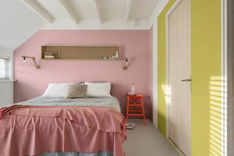 Buntes kleines Schlafzimmer mit rosa und lindgrünen Wänden