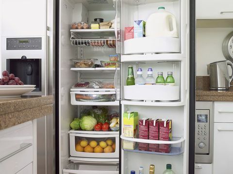 Essen und Trinken im Kühlschrank mit offener Tür