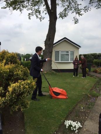 Ed Miliband mäht den Rasen eines Mitglieds