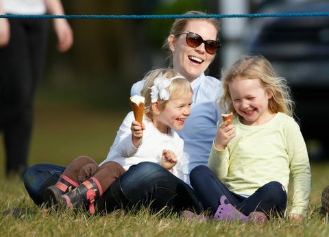 Menschen in der Natur, Menschen, Kind, Spaß, Familie, die zusammen Fotos macht, Gras, Kleinkind, glücklich, Familie, Familienbilder, 