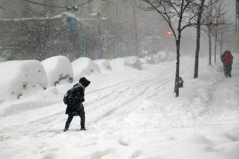 Frauenüberfahrtstraße während des Schneeblizzards Jonas in der Bronx