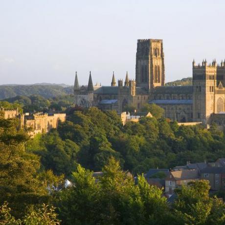 Die Stadt Durham, Kreisstadt der Grafschaft Durham, liegt im Nordosten Englands am Fluss Wear, ein paar Meilen südlich von Newcastle upon Tyne. Sie ist vor allem für ihre normannische Kathedrale bekannt und Schloss, die 1986 zusammen zum UNESCO-Weltkulturerbe erklärt wurden, verfügt die Stadt auch über eine renommierte Universität, die nach Oxford und the die älteste in England ist Cambridge