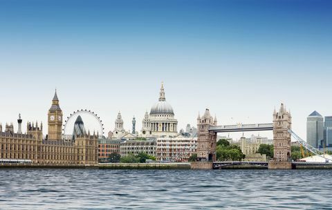 London Montage gegen einfachen blauen Himmel mit Fluss Themse im Vordergrund