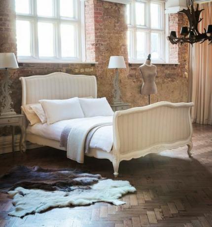 Gepolstertes provenzalisches Schlittenbett (King Size) mit französischen Möbeln, weiß gestrichenes Bett im Shabby Chic-Stil, The French Bedroom Co