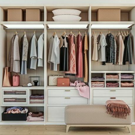 moderner hölzerner Kleiderschrank mit Frauenkleidern, die an der Schiene im begehbaren Schrankdesign-Innenraum, 3D-Darstellung hängen