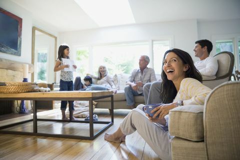 Familie von mehreren Generationen, die im Wohnzimmer sich entspannt