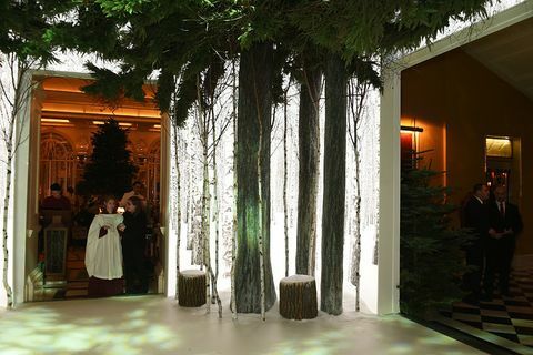 Ein allgemeiner Überblick über die Atmosphäre bei Claridges Christmas Tree 2016 Party mit einem von Sir Jony Ive und Marc Newson entworfenen Baum in Claridges Hotel am 19. November 2016 in London, England.