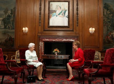 Königin Elizabeth II. und Nicole Stör treffen sich im Holyroodhouse