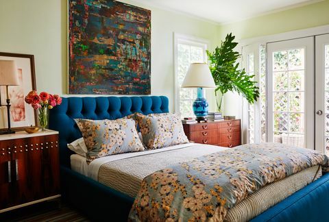 Kevin Isbell, Schlafzimmer, blaues Kopfteil, grüne Wände