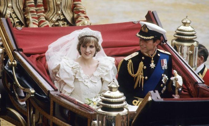 Diana, Prinzessin von Wales und Prinz Charles fahren nach ihrer Hochzeit in der St. Paul's Cathedral am 29. Juli 1981 in London, England, in einer Kutsche. (Foto von Anwar HusseinWireImage)