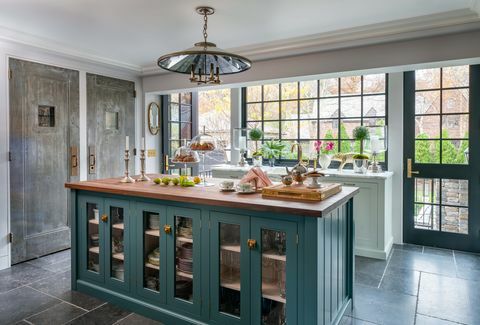 küche, blaue und grüne schränke, dunkelgraue fliesen und marmorrückwand, holzarbeitsplatte, renoviert von liz caan