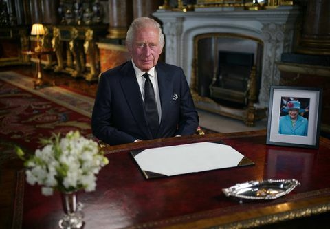 Großbritanniens König Karl III. hält von der blauen Zeichnung aus eine Fernsehansprache an die Nation und das Commonwealth zimmer im buckingham palace in london am 9. september 2022, einen tag nach dem tod von königin elizabeth ii im alter von 96 jahren
