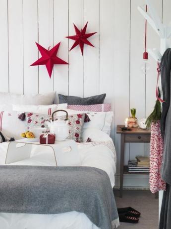 Schlafzimmer mit Weihnachtsdekoration