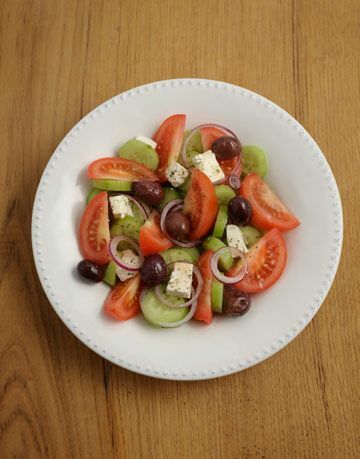 Teller mit griechischem Salat drauf